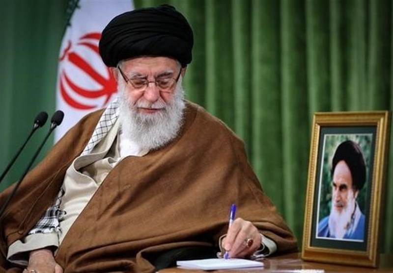  استفتاء از امام خامنه‌ای؛ آیا جواب سلام به پیامک واجب است