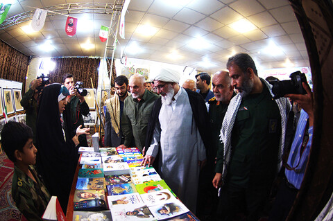 تصاویر/ نمایشگاه تصاویر شهدا و کتاب دفاع مقدس در بوشهر